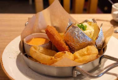 Kahverengi Amerikan aperatifleri beyaz tabakta, ahşap masada.