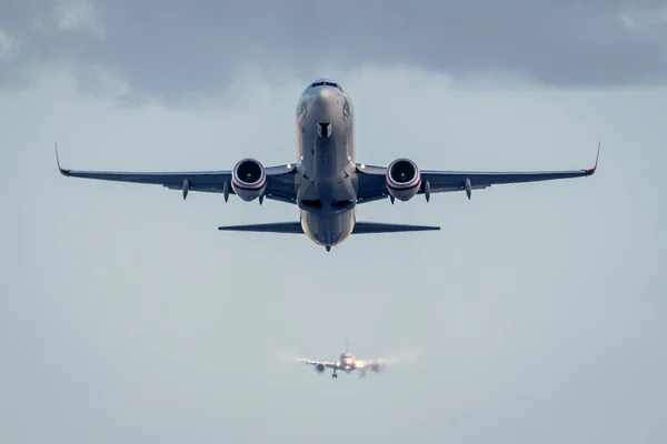 Jet passeggeri in decollo — Foto Stock