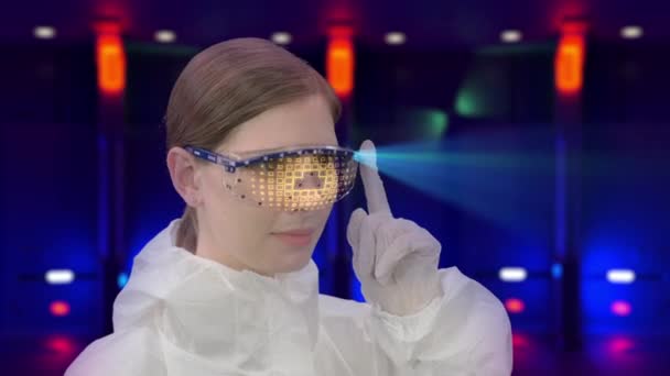 과학자를 미래의 홀로그램 스크린 사용자 인터페이스 데이터에 액세스 그녀의 헤드셋 — 비디오