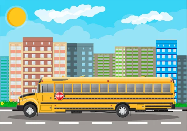 Gele lang klassieke schoolbus in stad. — Stockvector