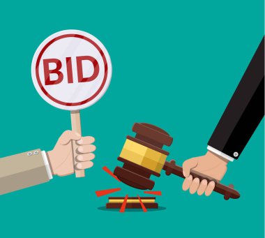 Açık artırma kürek ve çekiç holding eller