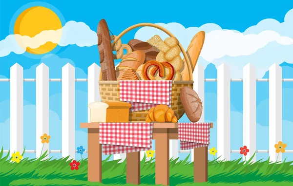 Hasır sepet içinde ekmek. Doğa