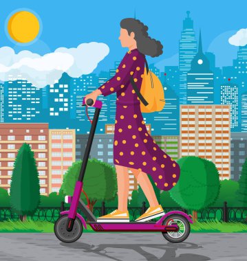 Sırt çantalı bir kız elektrikli scooter kullanıyor..