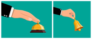 Adamın el yüzüğü masa başı otel çan servisi. Altın çan sesi konsepti. Restoran, resepsiyon, destek sembolü.