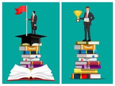 Eğitimden sonra iş adamı başarısı, kitap yığınının üzerinde durmak. Mezuniyet şapkasında kırmızı bayrak, elinde kupa, diploması olan bir adam. Kariyer gelişimi..