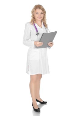 Beyaz tıp giysili kadın doktor.