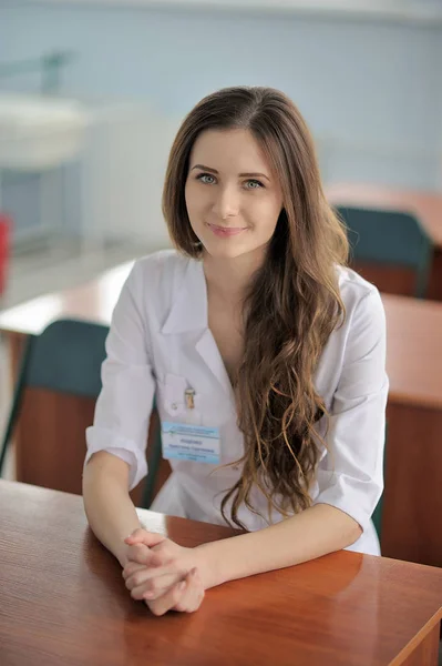 Una Bella Dottoressa Seduta — Foto Stock