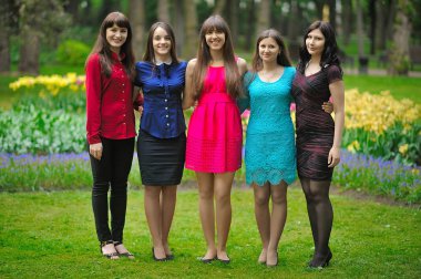 Genç güzel kız parkta yürümek.