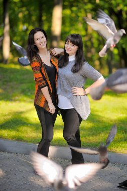 Genç güzel kız parkta yürümek.