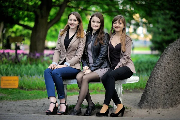Dziewczyny Siedzą Kwitnący Park — Zdjęcie stockowe