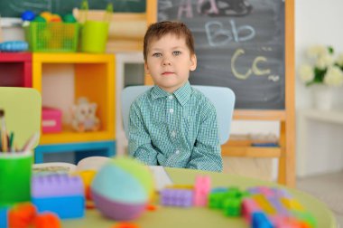 Sınıfta bir çocuk portresi.