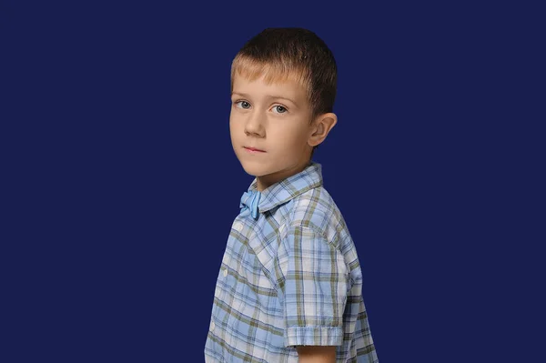 Porträtt Smart Pojke Skjorta — Stockfoto