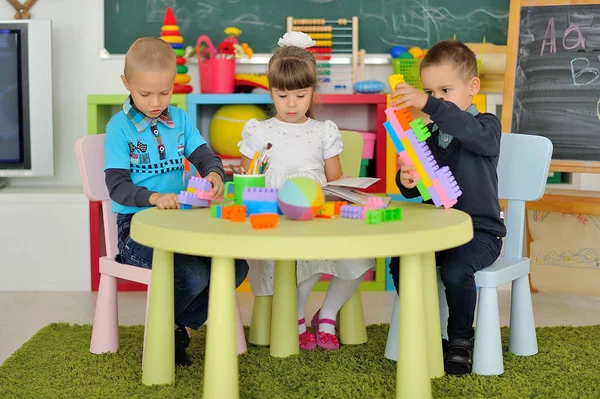 Crianças Brincam Quarto Das Crianças — Fotografia de Stock