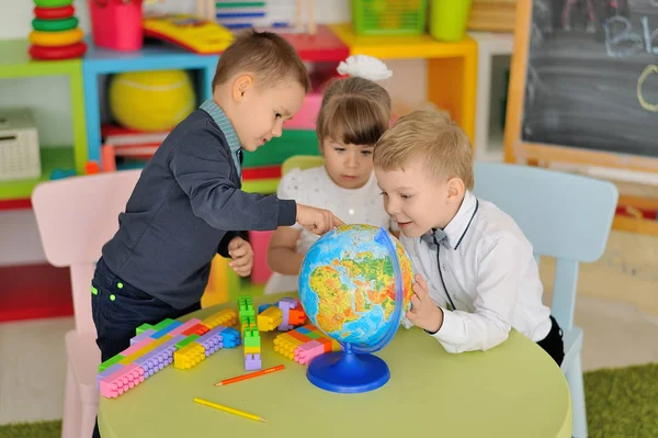Bambini Giocano Nella Camera Dei Bambini — Foto Stock