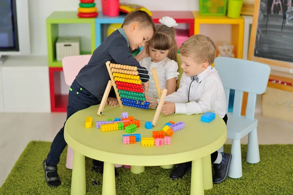 Crianças Brincam Quarto Das Crianças — Fotografia de Stock