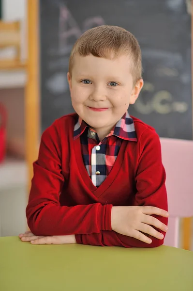 Portrait Garçon Dans Une Chambre Enfant — Photo