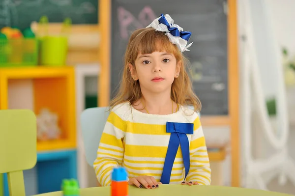 Retrato Uma Menina Sala Aula — Fotografia de Stock