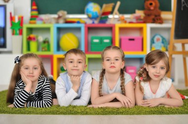 Çocuk çocuk odasında oyun.