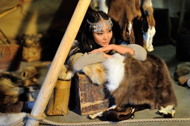 Güzel bir Asya gelin kış düğün portre.