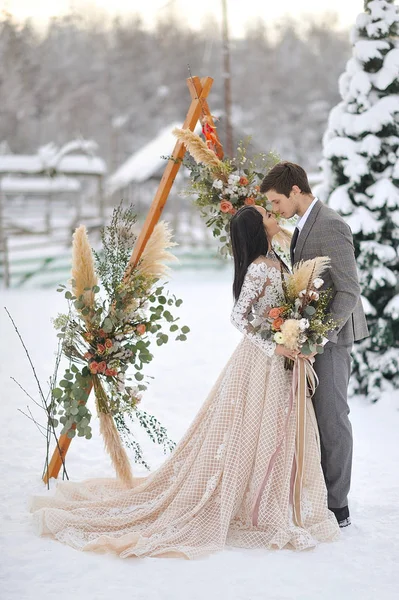 Zimowe Wesele Europejskiej Oblubieniec Panny Młodej Azjatki — Zdjęcie stockowe