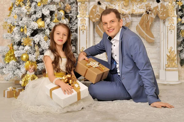 Padre Con Figlia Con Regali Natale Sotto Albero — Foto Stock