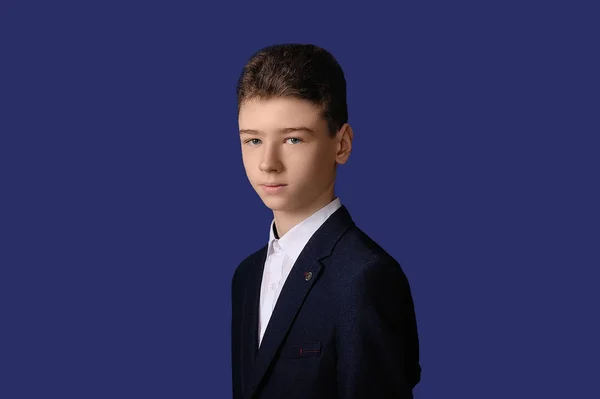 Πορτρέτο Του Ένα Νεαρό Αγόρι Γυμνάσιο — Φωτογραφία Αρχείου