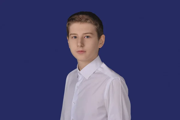 Egy Fiatal Fiú Középiskolás Portréja — Stock Fotó