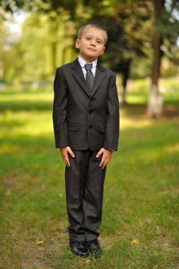 Akıllı çocuk birinci sınıf okula gider.