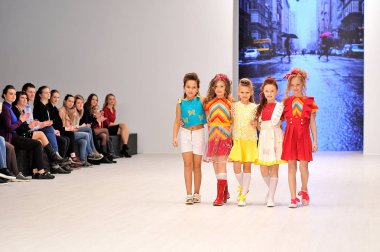 Çocuk moda defilesi