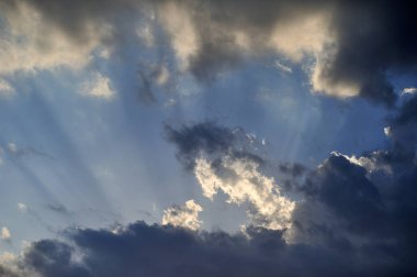 Hava bulutlarıyla güzel bir akşam gökyüzü