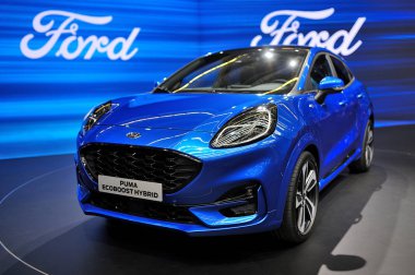 Frankfurt, Almanya - Eylül 2019: mavi Ford Puma Ecoboost hibrid, 