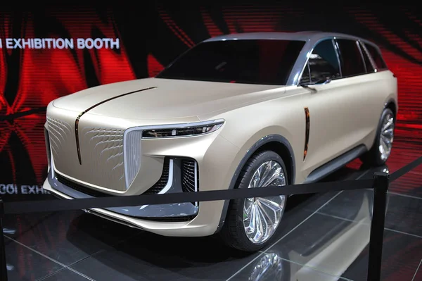 Frankfurt, Deutschland - September 2019: sand golden silber hongqi e115 s — Stockfoto