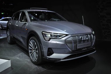 Frankfurt, Almanya - Eylül 2019: Gümüş Audi E-Tron 55 Quattro Su