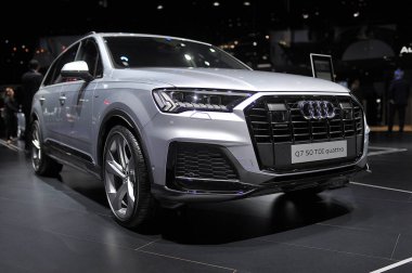 Frankfurt, Almanya - Eylül 2019: gümüş gri Audi Q7 Avant 50 Tdi