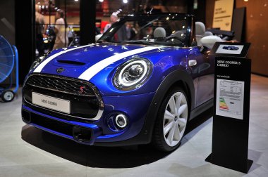 Frankfurt, Almanya - Eylül 2019: Mavi beyaz Mini Cooper Cabrio, I