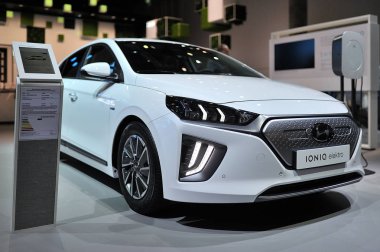 Frankfurt, Almanya - Eylül 2019: beyaz Hyundai Ioniq Elektro elec
