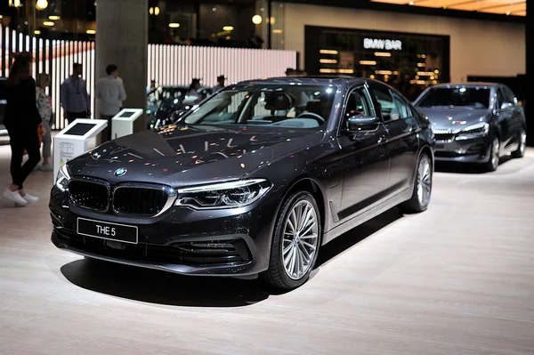 FRANKFURT, ALEMANIA - SEPTIEMBRE 2019: violet BMW 5 5er G30 sedan, IAA — Foto de Stock