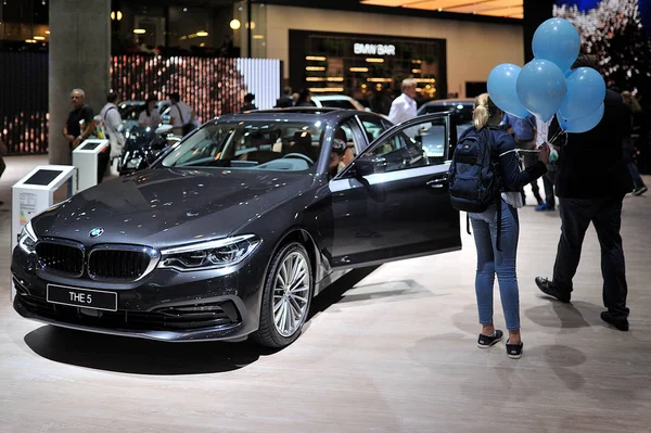 FRANKFURT, ALEMANIA - SEPTIEMBRE 2019: violet BMW 5 5er G30 sedan, IAA — Foto de Stock