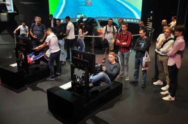 Frankfurt, Almanya - Eylül 2019: Sanal video oyunları oynamak