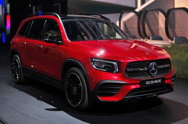 Frankfurt, Almanya - Eylül 2019: kırmızı Mercedes-Benz Glb 250, I
