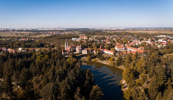 Havadan görünümü üzerinde göl ve kale, Pruhonice, Çek Cumhuriyeti.