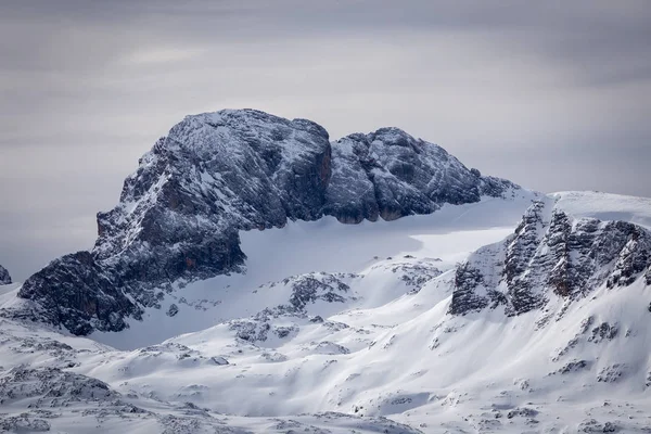 Avusturya'da Dachstein dağ doruklarına güzel görünüm.