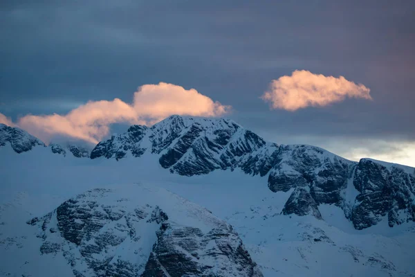 Avusturya'da yüksek dağların üstünde güzel gündoğumu.