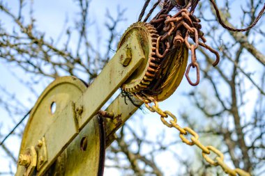 Eski paslı mekanizması eski ve vintage vinç. Paslı makineleri dişlileri ve parçalar. Yakın çekim.
