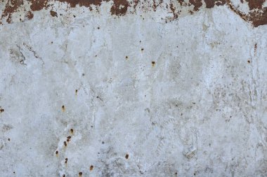 Bir eski paslı sac beyaz boya ile soyut dokusuna. Yakın çekim.