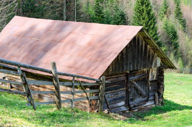 Eski moda ahşap ahır ormanı eteklerinde. Ukrayna'da Karpat Dağları arasında. Açık havada. Yakın çekim.
