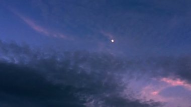 Kara bulutlar yüzen ile gün batımında gökyüzü bulutlu. 1920 x 1080 video. Zaman atlamalı.