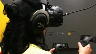 Kiev, Ukrayna, 2018 olabilir: - güzel yetişkin kadın zevk ile kapalı bir sanal gerçeklik kulaklık kullanır. Yeni teknoloji, oyun ve insanlar kavramı. Yakın çekim.