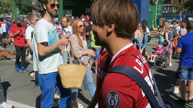 Kiev, Ukrayna, 2018 olabilir: - kent sakinleri ve futbol taraftarları fan bölgesinde Uefa Şampiyonlar Kupası final maçı arifesinde Liverpool ve Real Madrid yürüyor.