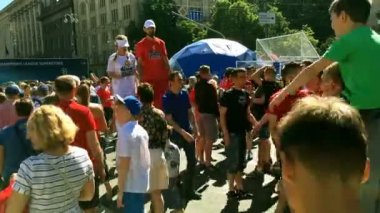 Kiev, Ukrayna, 2018 olabilir: - kent sakinleri ve futbol taraftarları fan bölgesinde Uefa Şampiyonlar Kupası final maçı arifesinde Liverpool ve Real Madrid yürüyor.